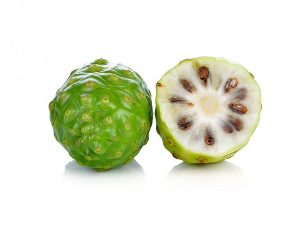 Fruta exótica - Noni em fundo branco