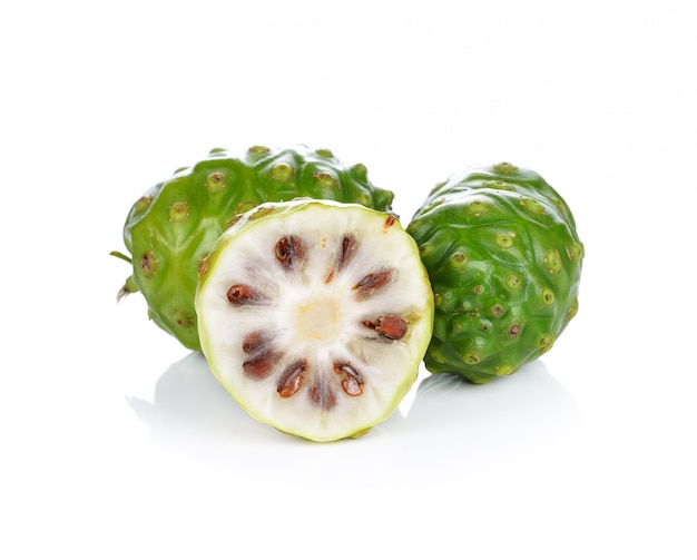 Fruta exótica - Noni em fundo branco