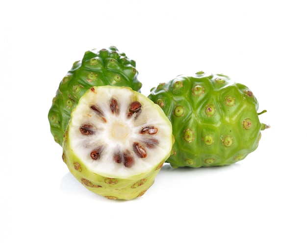 Fruta exótica - Noni em fundo branco