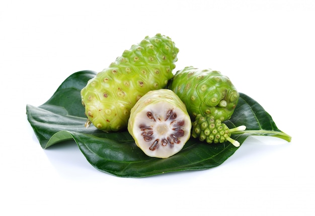 Fruta exótica - noni em fundo branco