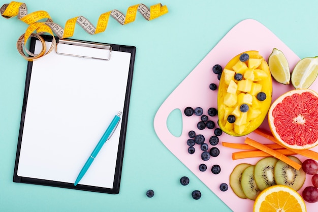 Foto fruta exótica con portapapeles vacío