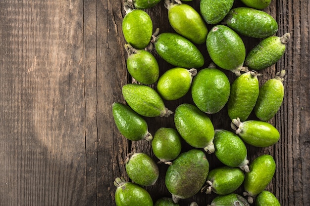 Fruta de feijoa sobre fondo de madera