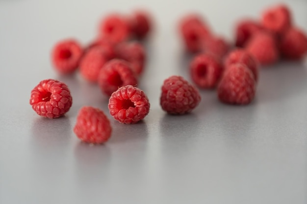 Fruta de frambuesa roja sobre fondo gris