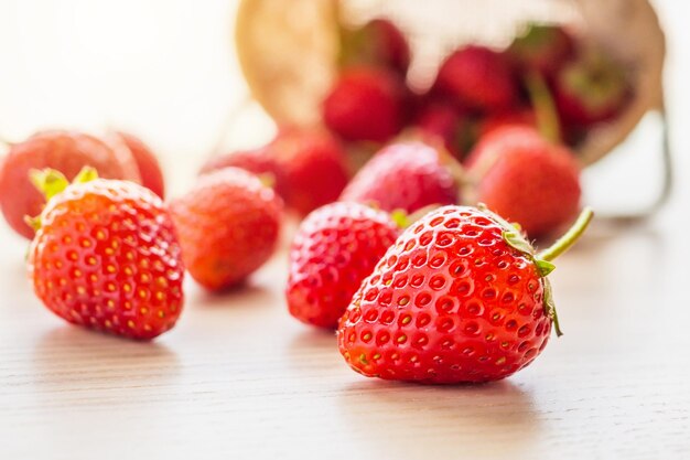 Fruta fresa madura roja orgánica fresca sobre fondo de madera closeup