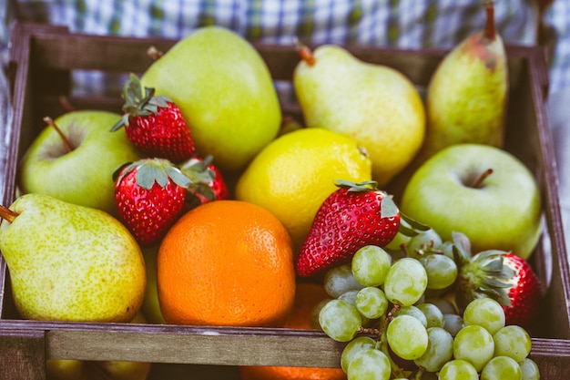 Fruta fresca y agricultor.