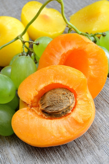 Foto fruta fresca: albaricoques y uvas blancas