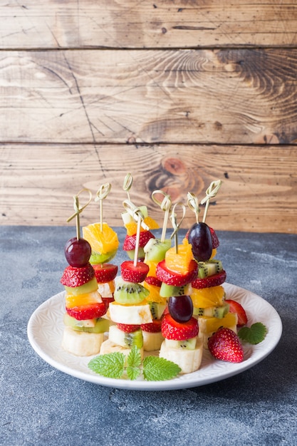 Fruta fresca en brochetas.