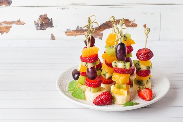 Fruta fresca en brochetas.