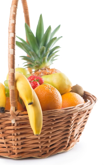 Foto fruta fresca en la canasta sobre un fondo blanco.