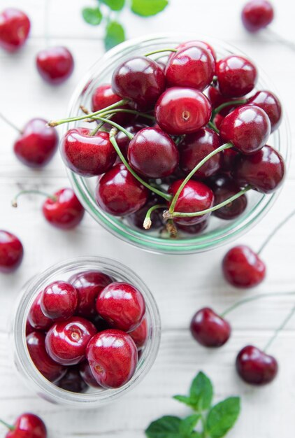 Fruta fresca de cerezas rojas en frascos