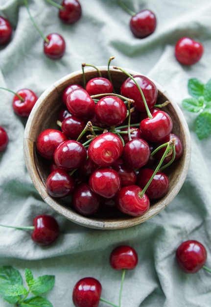 Fruta fresca de cerezas rojas en un tazón