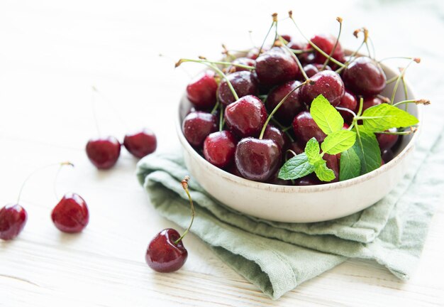 Fruta fresca de cerezas rojas en un tazón