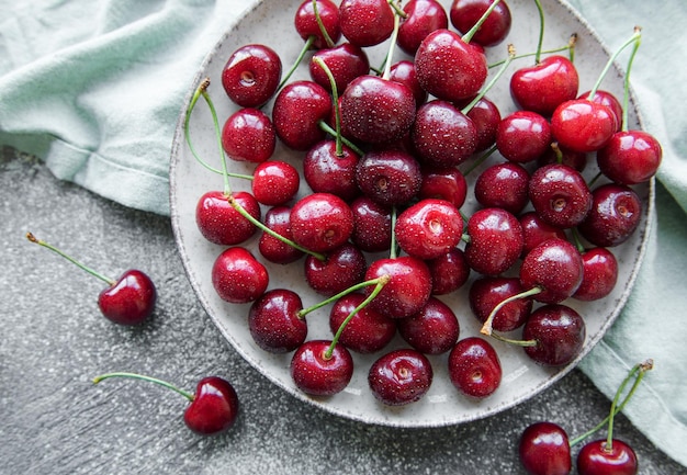 Fruta fresca de cerezas rojas en un tazón