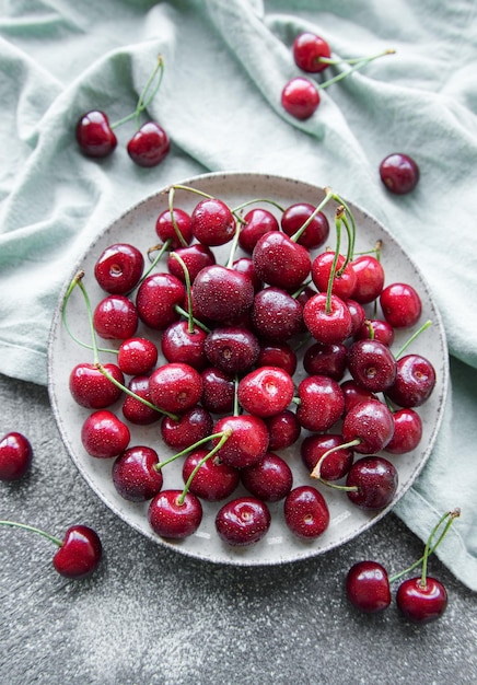 Fruta fresca de cerezas rojas en un tazón