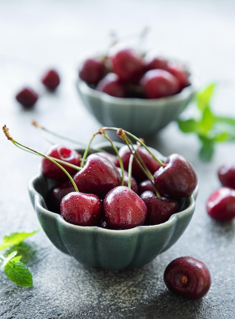 Fruta fresca de cerezas rojas en un tazón