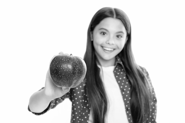 Fruta fresca Chica adolescente mantenga manzanas sobre fondo blanco de estudio aislado Nutrición infantil Retrato de niña adolescente sonriente feliz