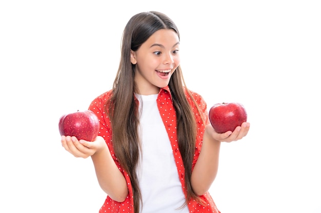 Fruta fresca Chica adolescente mantenga manzanas sobre fondo blanco de estudio aislado Nutrición infantil Retrato de niña adolescente sonriente feliz