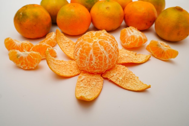 Fruta fresca de clementinas aislada sobre fondo blanco