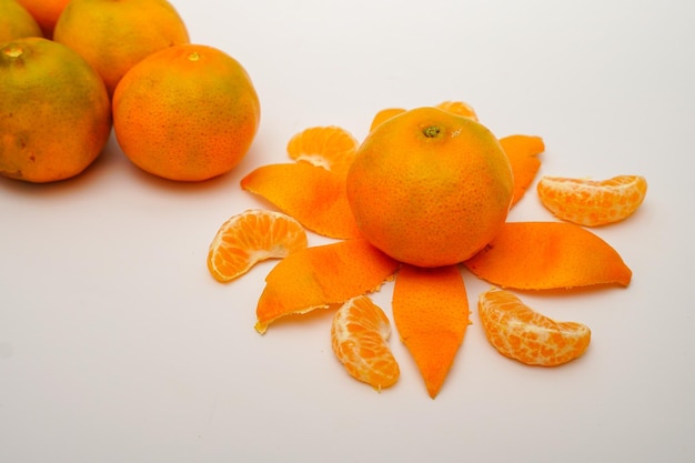 Fruta fresca de clementinas aislada sobre fondo blanco