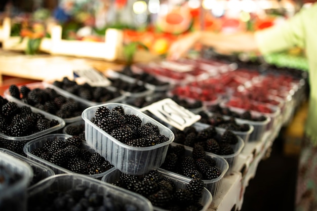 Fruta fresca de amora-preta orgânica à venda no mercado.