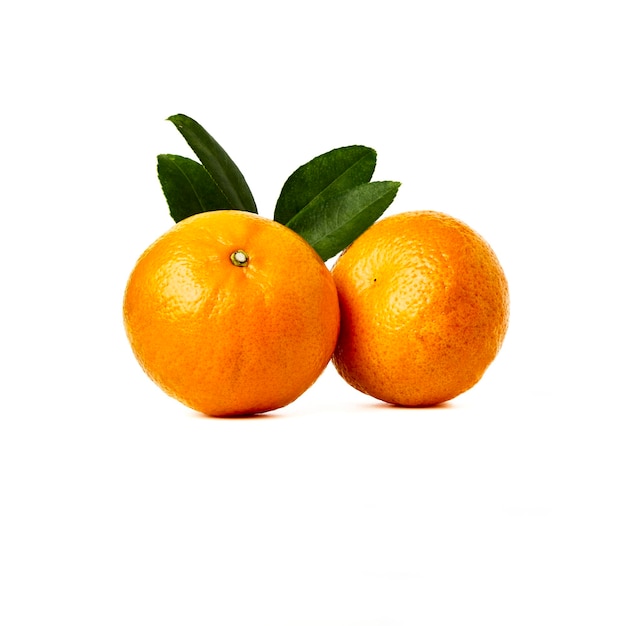 Fruta fresca de laranja com folha em fundo branco.