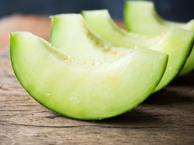 Fruta fresca de melão verde japonês ou melada em mesa de madeira rústica