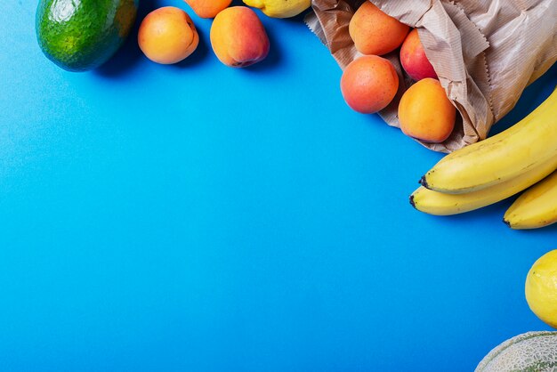 Fruta fresca dentro del marco de bolsas de papel