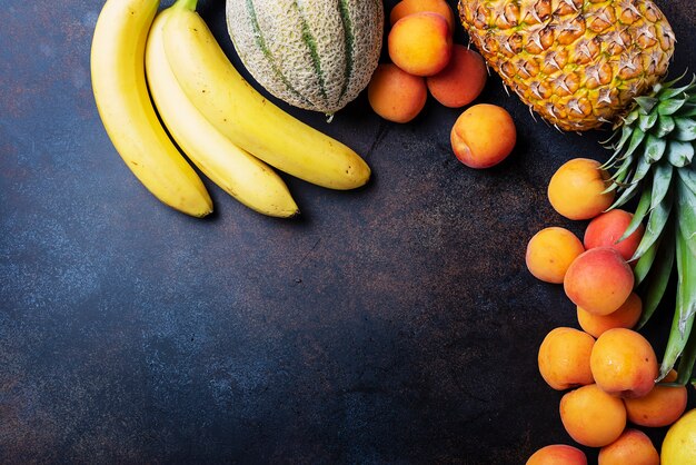 Fruta fresca dentro del marco de bolsas de papel