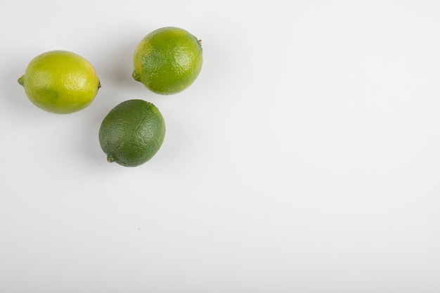 Fruta fresca do limão maduro isolada no fundo branco.