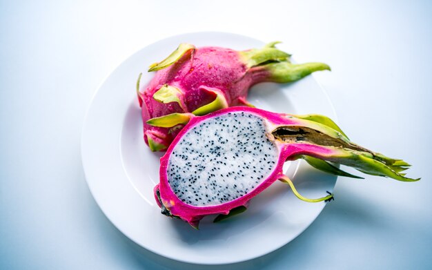 Fruta fresca del dragón, pitaya o pitahaya en plato blanco. Comida sana