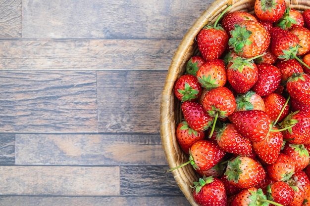 Fruta fresca de fresa en una cesta