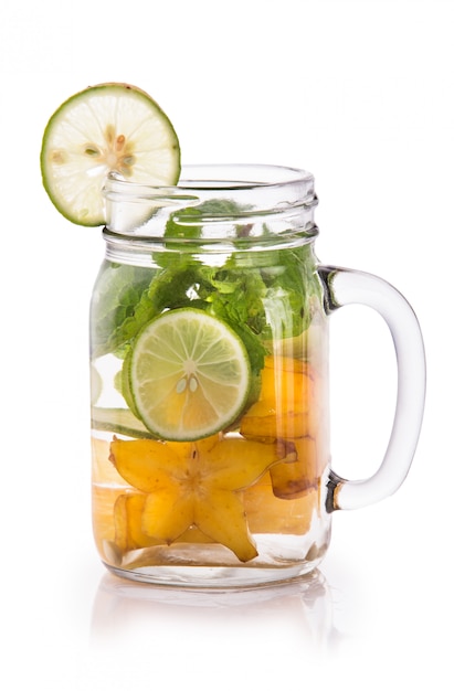 Fruta fresca infundida agua de carambola, menta y lima. aislado