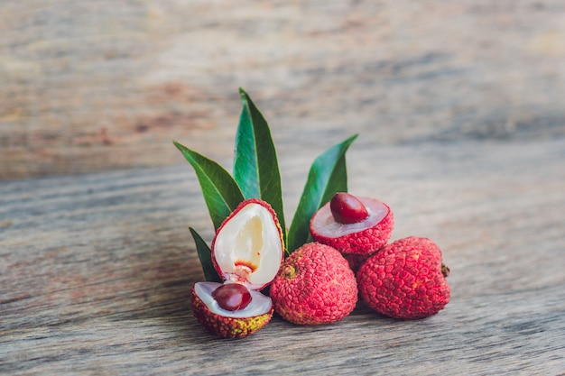 Fruta fresca de litchi en una mesa de madera antigua