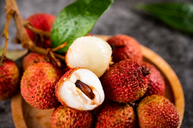 Fruta fresca de litchi en mesa de madera