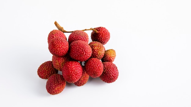 Fruta fresca de litchi en mesa de madera