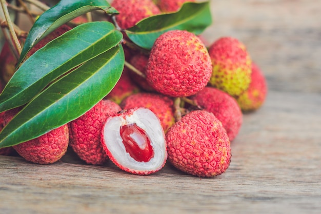 Foto fruta fresca de litchi sobre una superficie de madera vieja