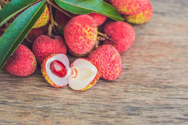 Fruta fresca de litchi sobre una superficie de madera vieja