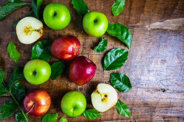 Fruta fresca, maçã verde e maçã vermelha em um fundo de madeira