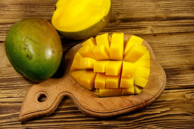 Fruta fresca de mango en mesa de madera