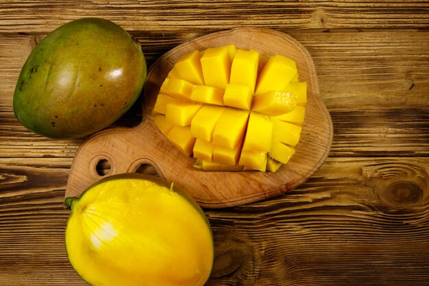 Fruta fresca de mango en mesa de madera