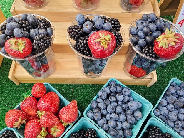 La fruta fresca en un mercado abierto se ve de cerca y en exhibición