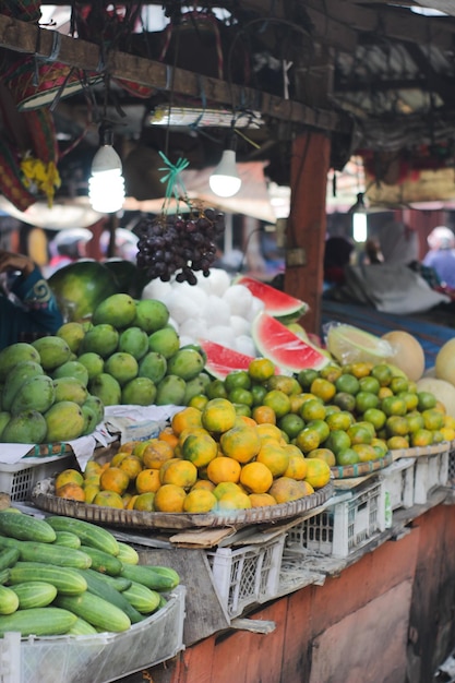 Fruta fresca en los mercados tradicionales de compra y venta