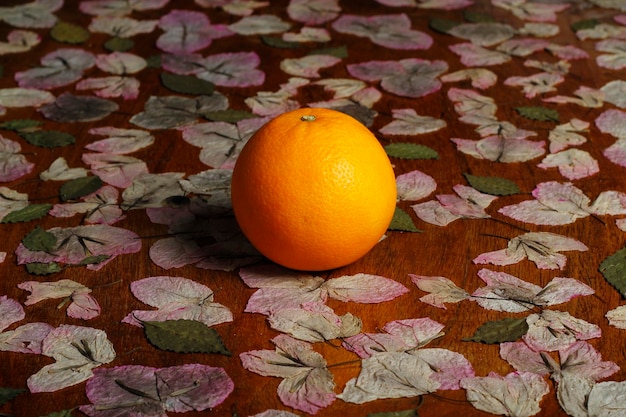 fruta fresca en mesa de madera con flores