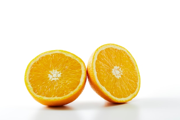 Fruta fresca de naranja mitad aislada en blanco
