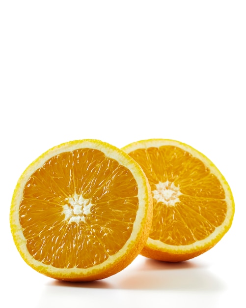 Fruta fresca de naranja mitad aislada en blanco