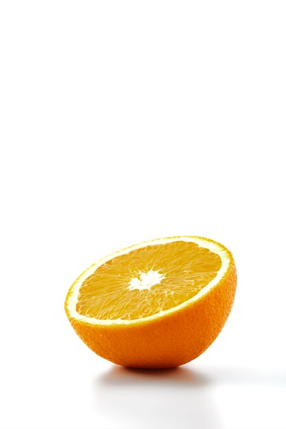 Fruta fresca de naranja mitad aislada en blanco