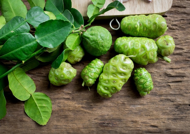 Fruta fresca de noni en la mesa de madera vieja