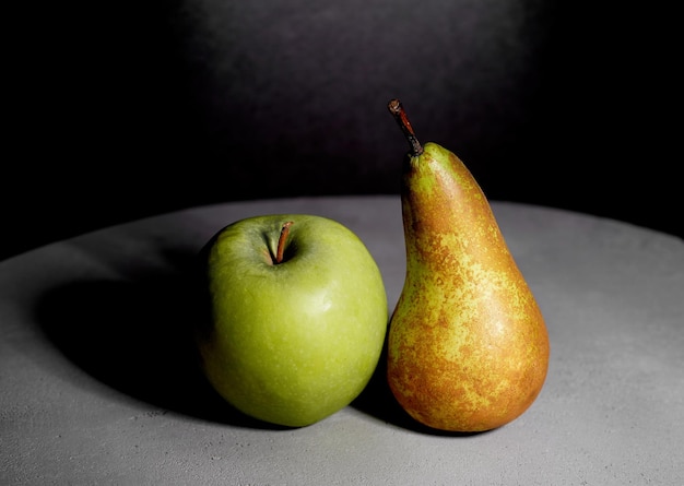 Fruta fresca sobre un fondo oscuro Manzana pera como ingredientes para bebidas Concepto de alimentación saludable