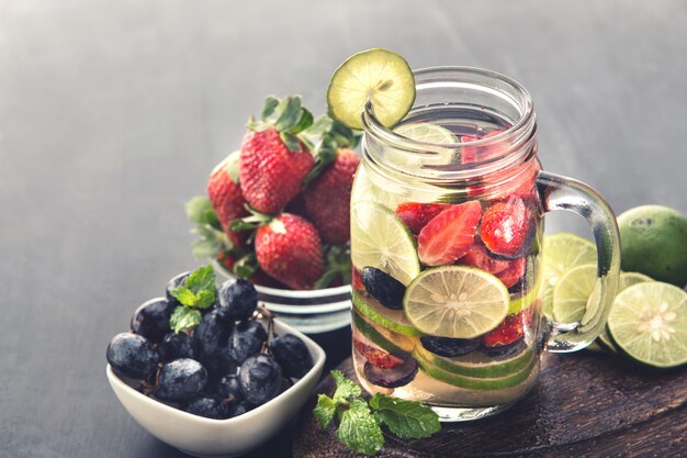 Fruta fresca de verano Mezcla de agua infundida con sabor a fresa, uva y lima