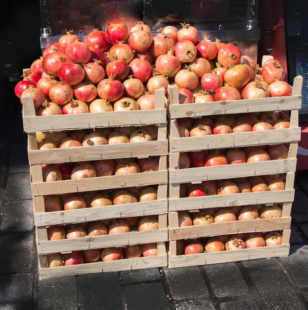 Fruta de granada madura en un mercado